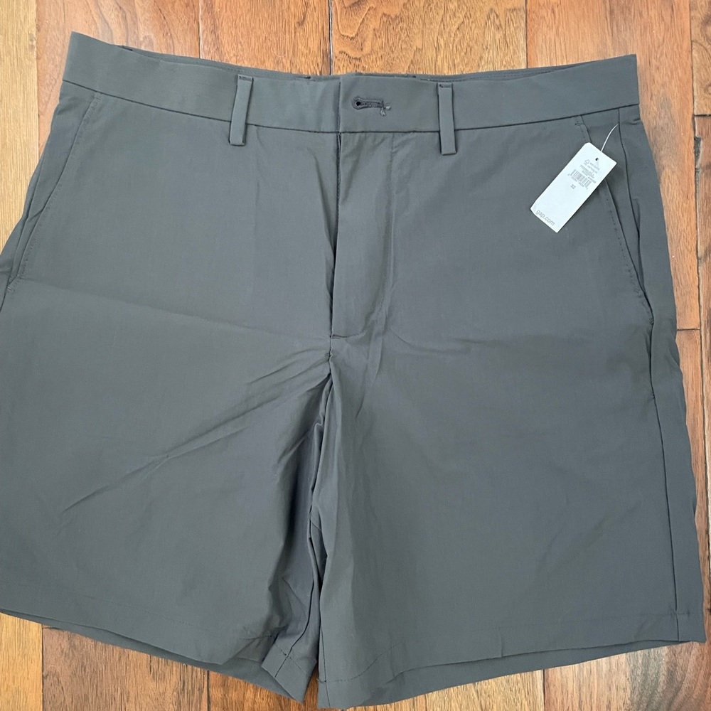 NWT 8” Gap Tech Shorts with GapFlex.  Size 32 in soft black